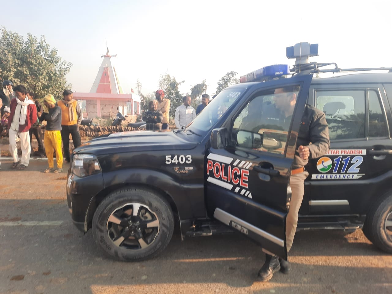सहसवान में हुए सड़क हादसे के बाद लगी भीड़ स्रोत- ग्रामीण