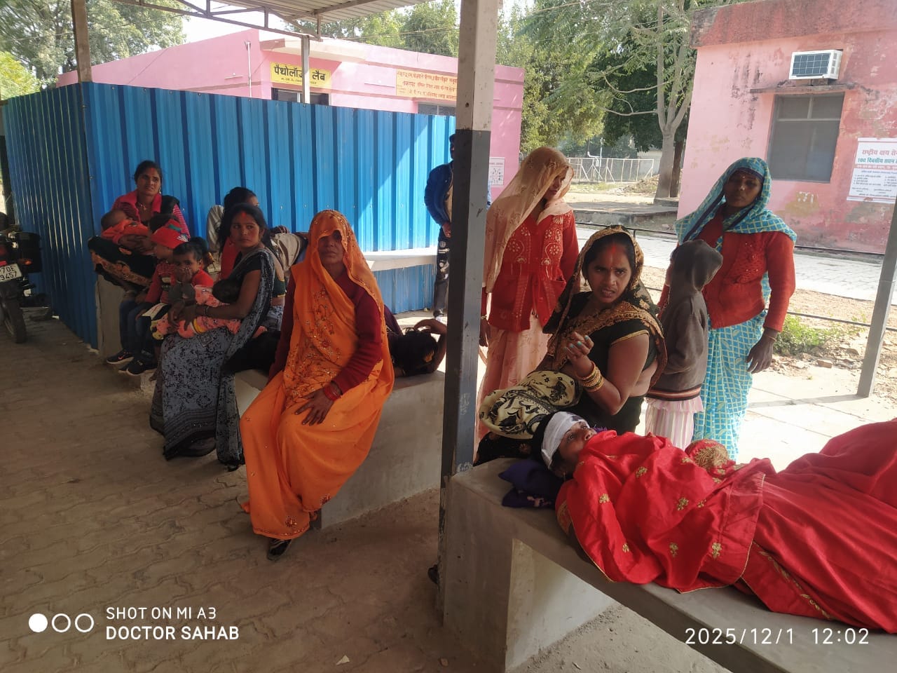 सामुदायिक स्वास्थ्य केंद्र में मौजूद घायल एवं घायलों का उपचार करते स्वास्थ्य कर्मी