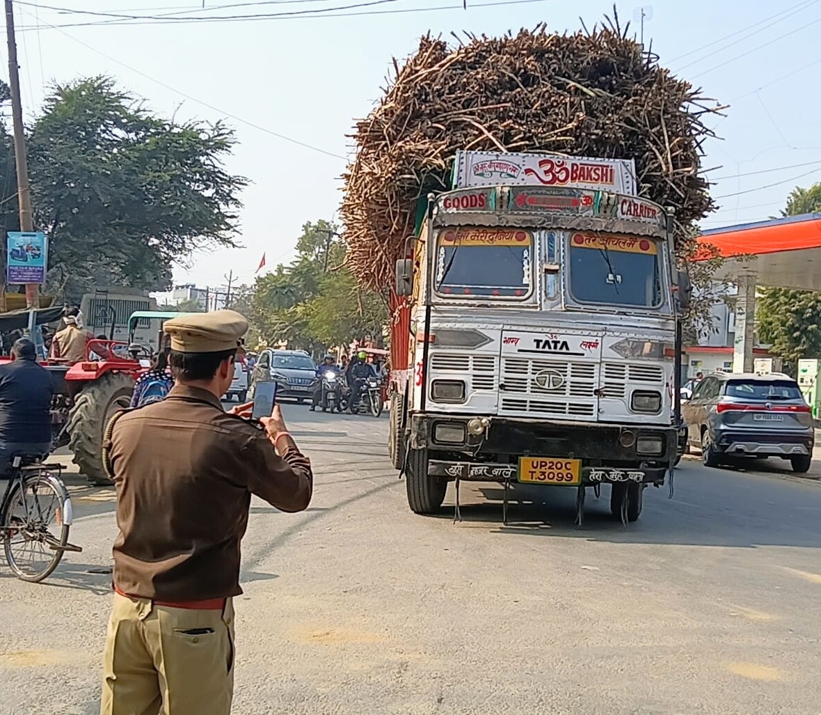 सीओ द्वारा वाहन चैकिंग के दौरान रोका गया बाइक सवार। ( मवाना) सीओ द्वारा वाहन चैकिंग के दौरान रोका गया बाइक सवार। ( मवाना)