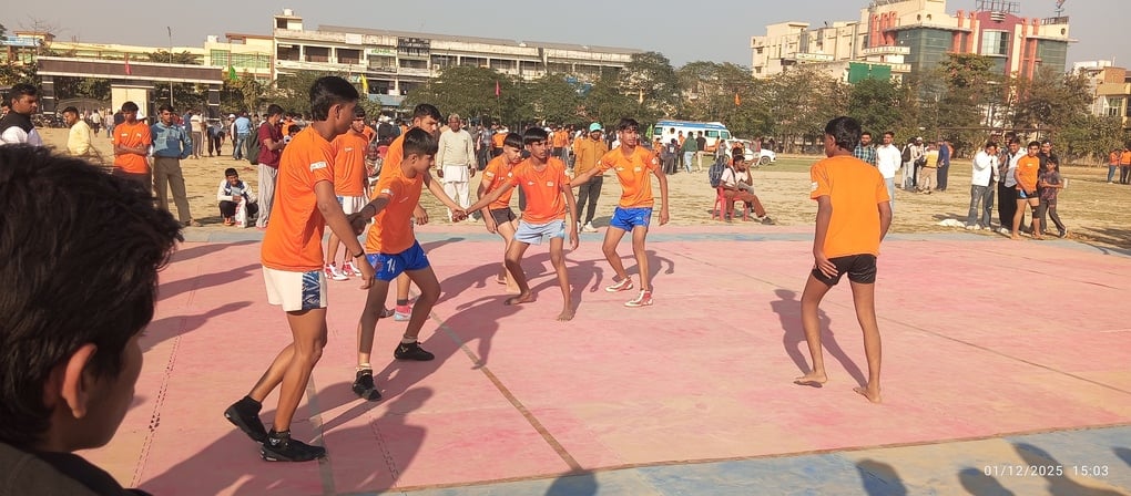 सांसद खेल महोसत्व में ग्योंग की टीम प्रथम आने के बाद खुशी मनाते खिलाड़ी सांसद खेल महोसत्व में ग्योंग की टीम प्रथम आने के बाद खुशी मनाते खिलाड़ी
