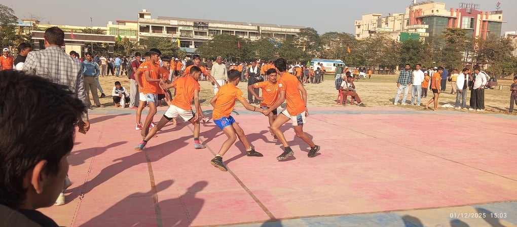 सांसद खेल महोसत्व में ग्योंग की टीम प्रथम आने के बाद खुशी मनाते खिलाड़ी सांसद खेल महोसत्व में ग्योंग की टीम प्रथम आने के बाद खुशी मनाते खिलाड़ी