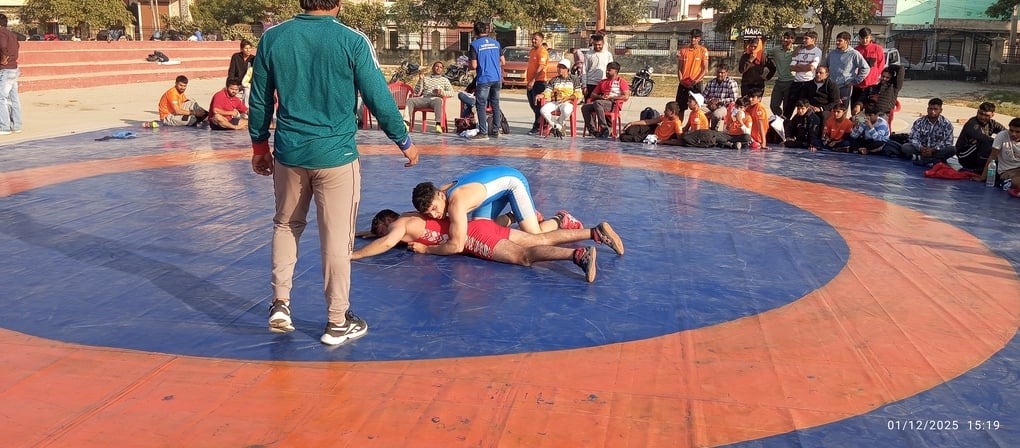 सांसद खेल महोसत्व में ग्योंग की टीम प्रथम आने के बाद खुशी मनाते खिलाड़ी सांसद खेल महोसत्व में ग्योंग की टीम प्रथम आने के बाद खुशी मनाते खिलाड़ी