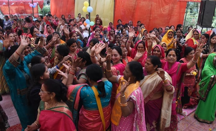सीतापुर रोड योजना कॉलोनी स्थित विश्वनाथ मंदिर में चल रही श्रीमद्भागवत कथा के पांचवें दिन कथाव्य सीतापुर रोड योजना कॉलोनी स्थित विश्वनाथ मंदिर में चल रही श्रीमद्भागवत कथा के पांचवें दिन कथाव्य