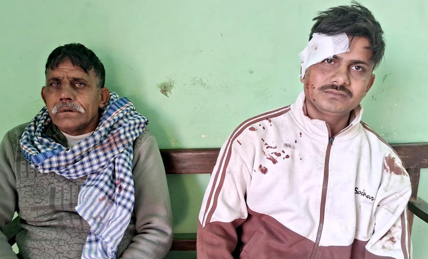 सड़क हादसे में घायल परिजनों को देखने पहुंची परिवार की महिलाएं। संवाद