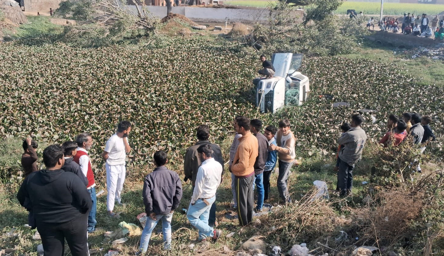 सड़क हादसे में घायल परिजनों को देखने पहुंची परिवार की महिलाएं। संवाद