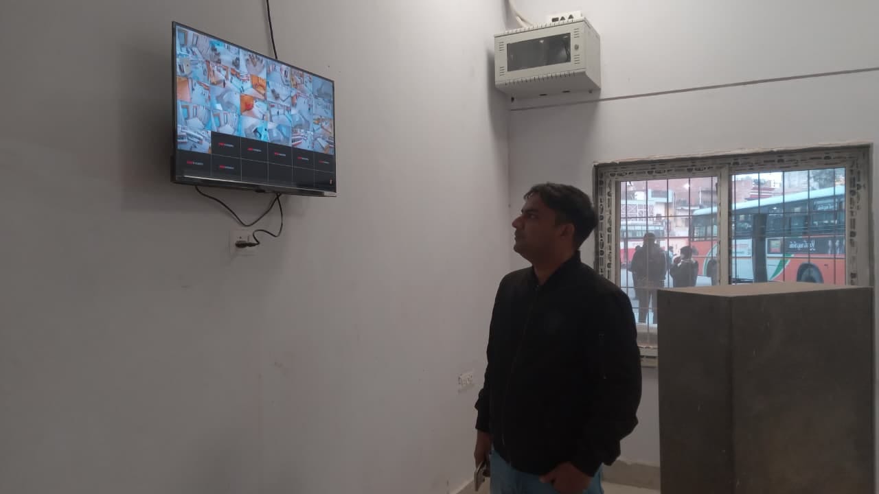 शाहजहांपुर में सदर थाने में चोरी की जानकारी देते बाल किशन वाजपेयी। स्रोत: स्वयं