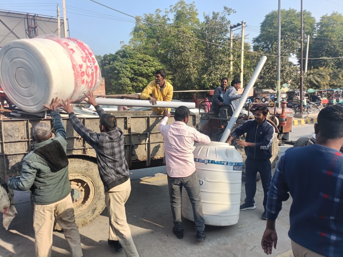 शहर में निरीक्षण के दौरान नगर पालिका अधिकारियों को अतिक्रमण हटाने के निर्देश देते हुए एसडीएम सु