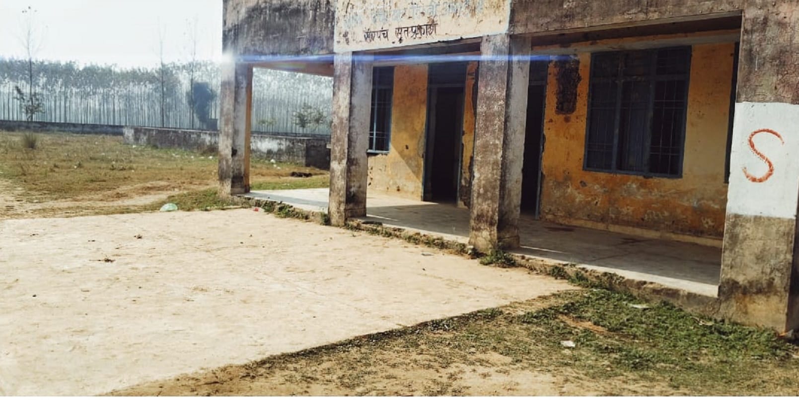 टिब्बी अराइयां में बने स्टेडियम के टॉयलेट मे फैली गंदगी। संवाद