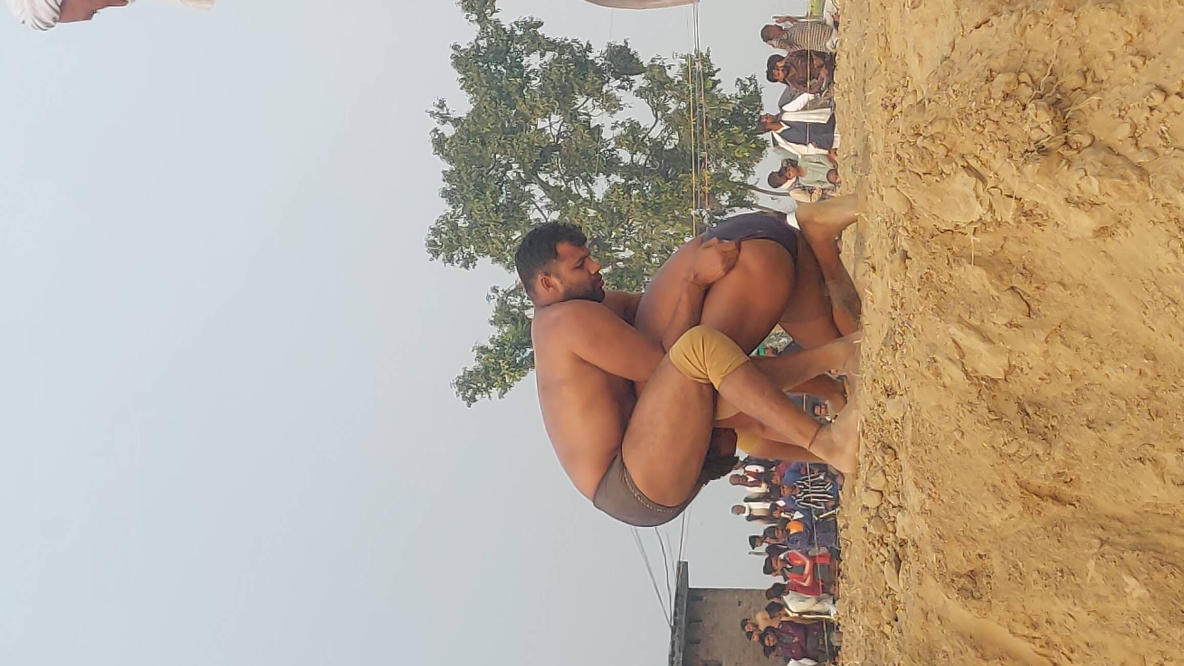 दंगल में भिड़ते पहलवान। स्रोत- आयोजक