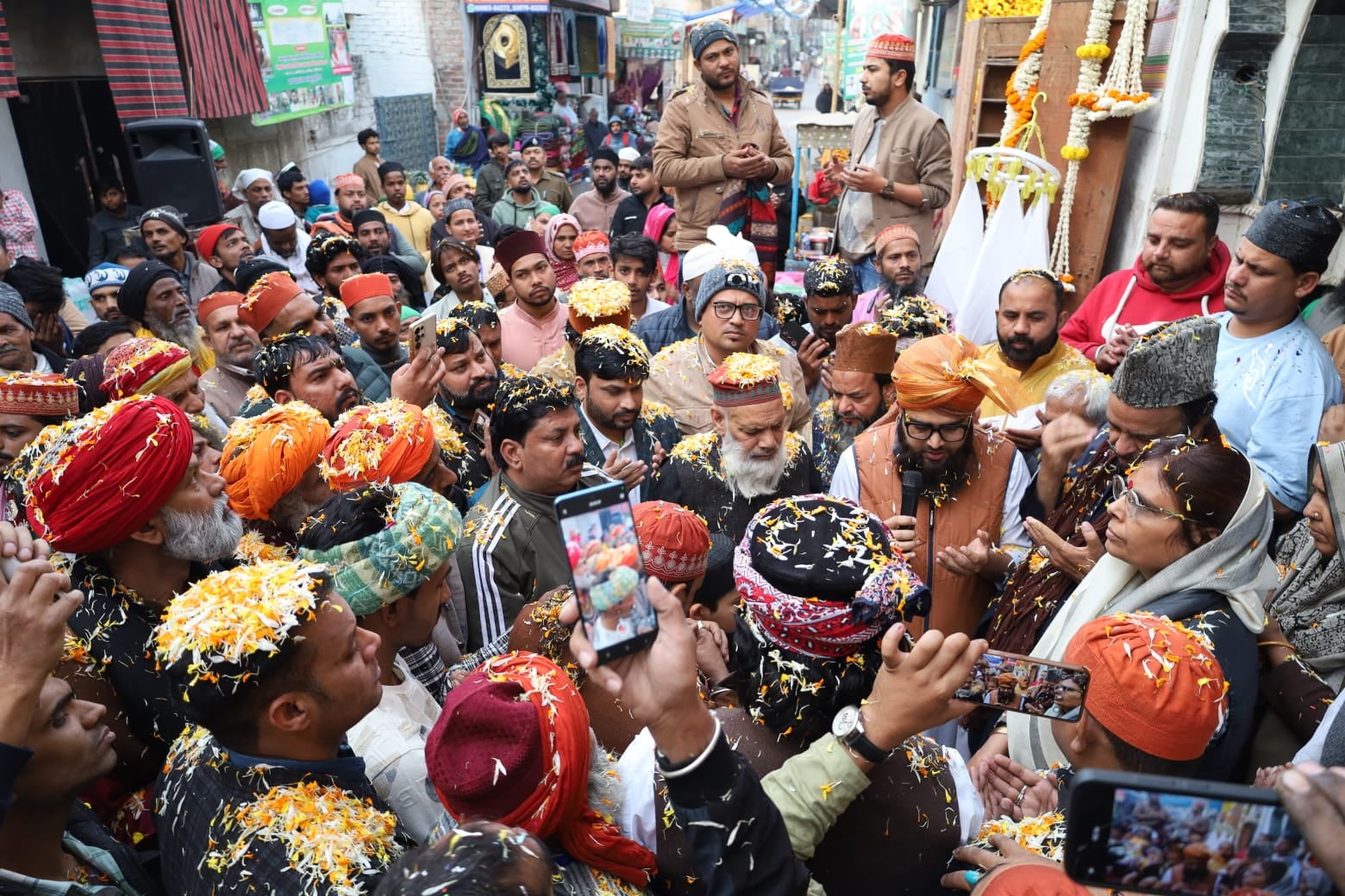 दरगाह पर फहराया गया झंडा। स्रोत : सोसायटी