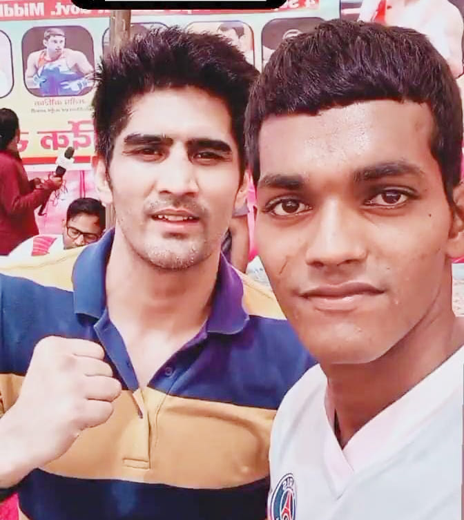 दिव्यांग खिलाड़ी सुल्तान अपने पदक दिखाते हुए। संवाद