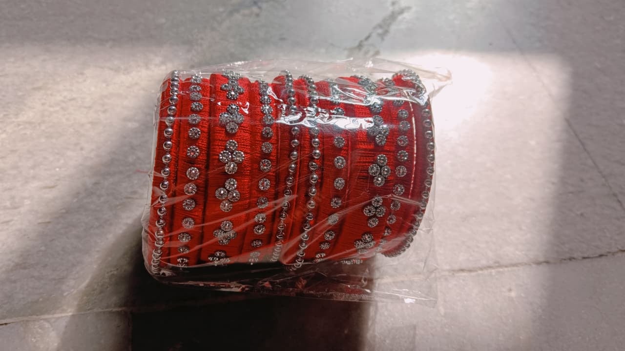 धागे व स्टोन के साथ तैयार की गई चूड़ियां। संवाद धागे व स्टोन के साथ तैयार की गई चूड़ियां। संवाद