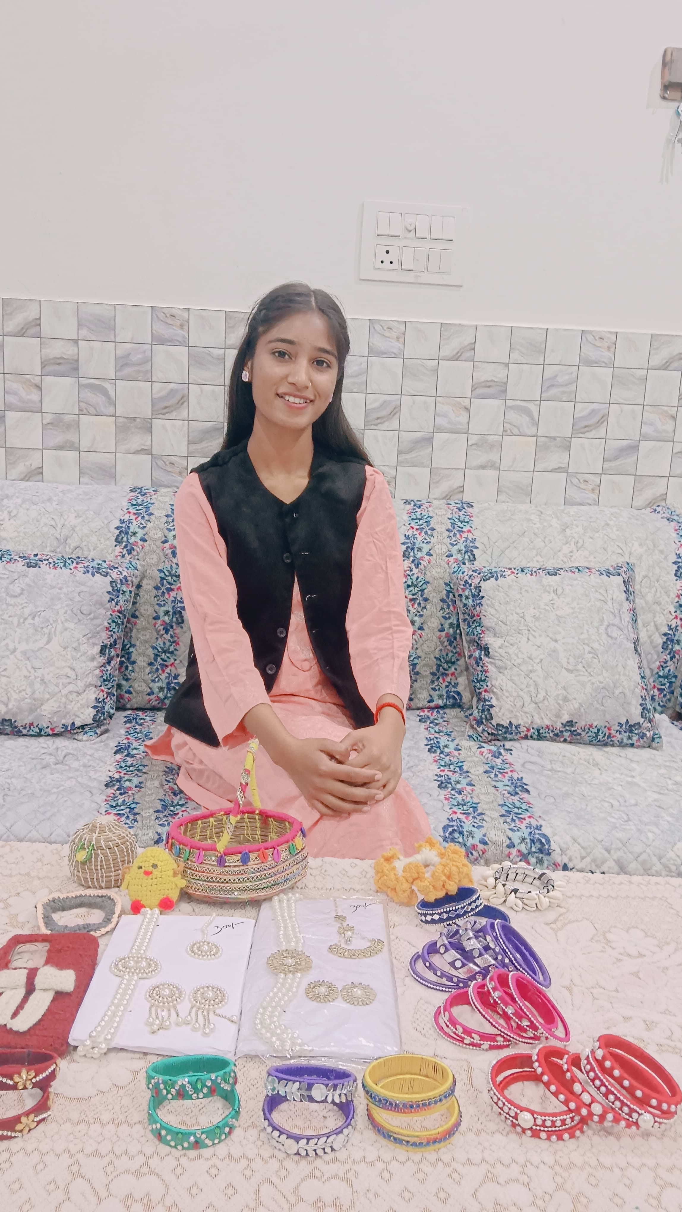 धागे व स्टोन के साथ तैयार की गई चूड़ियां। संवाद