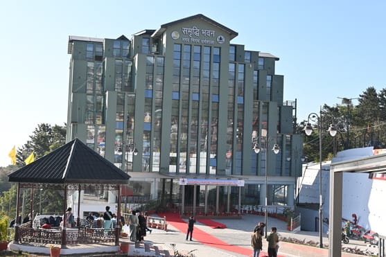 धर्मशाला के चरान खड्ड के पास नगर निगम के समृद्धि भवन का उद्घाटन करते हुए मुख्यमंत्री सुखविंद्र 