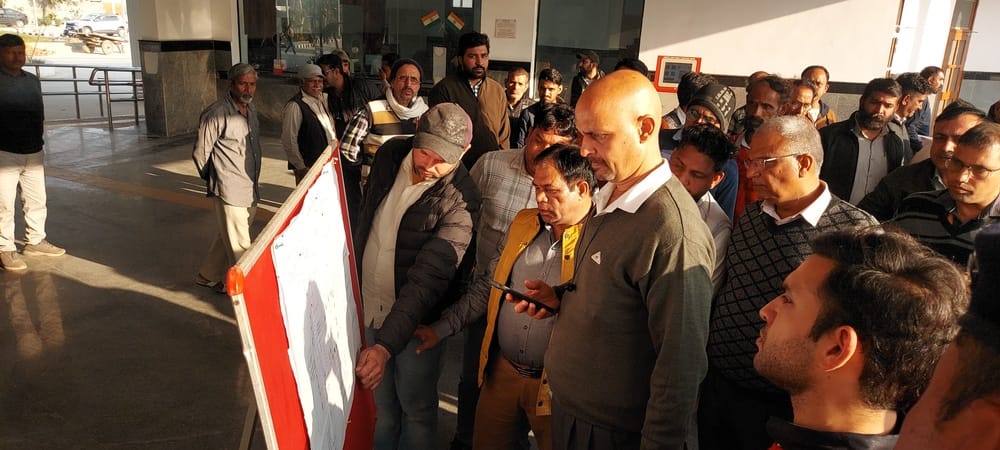 03जेएनडी25: टिकट काउंटर पर दिव्यांगजन खिड़की को लेकर निरीक्षण करते हुए। संवाद। 03जेएनडी25: टिकट काउंटर पर दिव्यांगजन खिड़की को लेकर निरीक्षण करते हुए। संवाद।