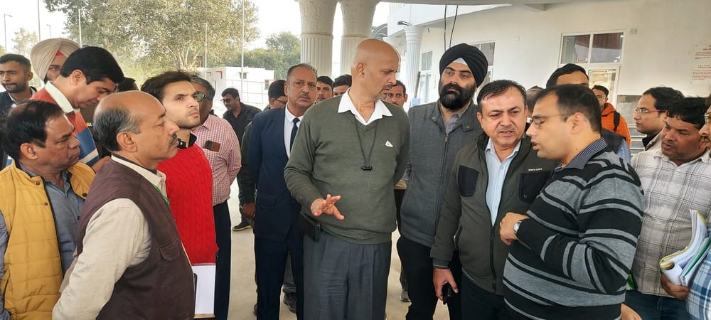 03जेएनडी25: टिकट काउंटर पर दिव्यांगजन खिड़की को लेकर निरीक्षण करते हुए। संवाद। 03जेएनडी25: टिकट काउंटर पर दिव्यांगजन खिड़की को लेकर निरीक्षण करते हुए। संवाद।