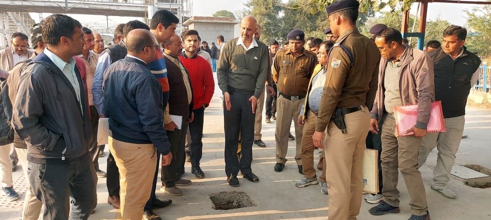 03जेएनडी25: टिकट काउंटर पर दिव्यांगजन खिड़की को लेकर निरीक्षण करते हुए। संवाद। 03जेएनडी25: टिकट काउंटर पर दिव्यांगजन खिड़की को लेकर निरीक्षण करते हुए। संवाद।