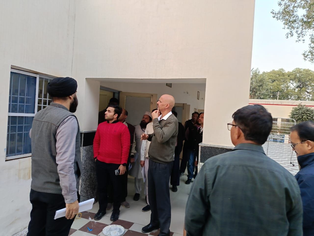 03जेएनडी42-रनिंग रूम में टॉयलेट क्लीनर की जानकारी लेते डीआरएम पुष्पेश रमन त्रिपाठी। संवाद