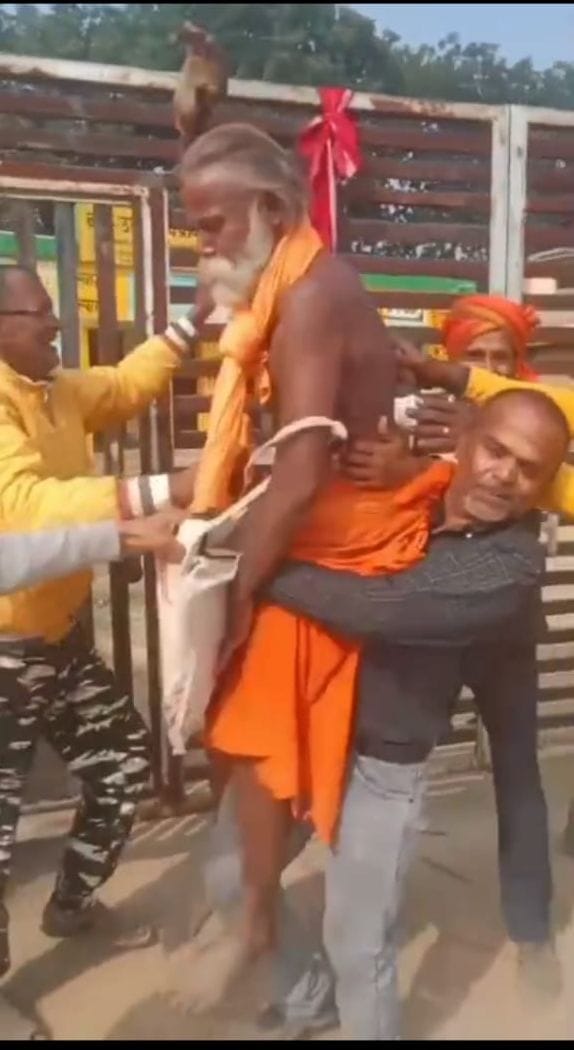 28 सीकेटीपी-5- परिचय- फंदा लगाकर जान देने का प्रयास करने वाले किसान को अस्पताल में भर्ती कराते 28 सीकेटीपी-5- परिचय- फंदा लगाकर जान देने का प्रयास करने वाले किसान को अस्पताल में भर्ती कराते