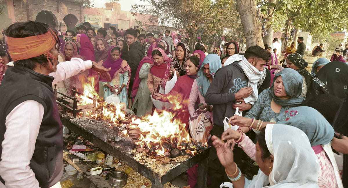 2केएलटी1: कलायत में बाबा नौगजा पीर की मजार पर चादर चढ़ाते श्रद्धालु 2केएलटी1: कलायत में बाबा नौगजा पीर की मजार पर चादर चढ़ाते श्रद्धालु