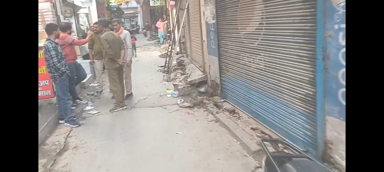 36...किला रोड पर निगम की टीम की ओर से दुकानों के तोड़े गए रैंप का प्रधान जगदीश धींगड़ा के सामने 36...किला रोड पर निगम की टीम की ओर से दुकानों के तोड़े गए रैंप का प्रधान जगदीश धींगड़ा के सामने