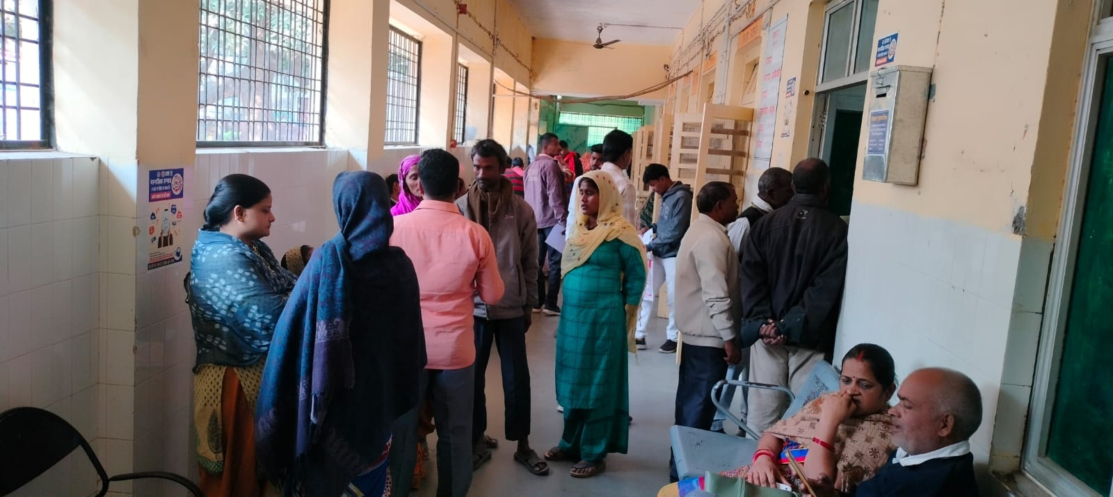 बहादुरपुर: प्राथमिक विद्यालय कटरूआ में एसआईआर कार्य करते बीएलओ और शिक्षक।