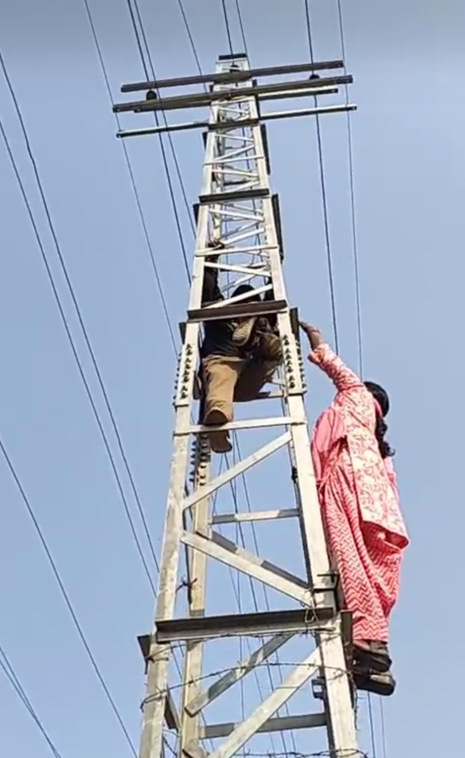 बलराज नगर में टावर पर चढ़ा व्यक्ति। बलराज नगर में टावर पर चढ़ा व्यक्ति।