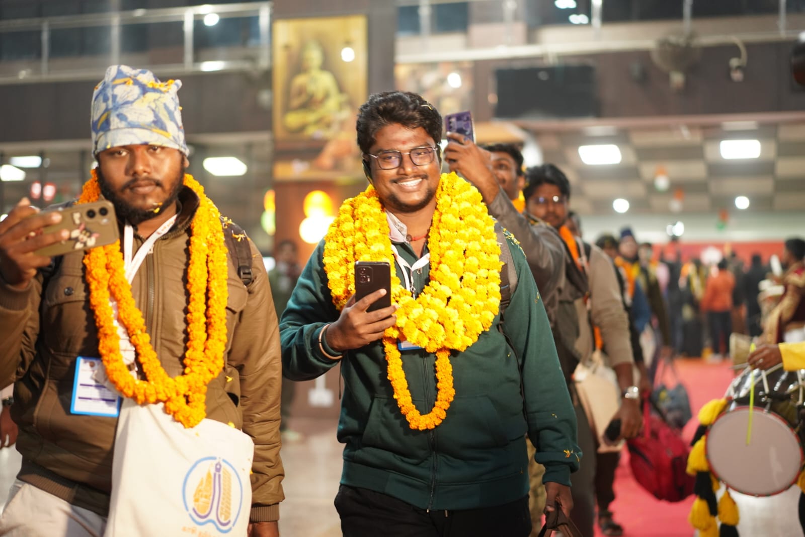 बनारस रेलवे स्टेशन पर काशी तमिल संगमम छात्रों का किया गया स्वागत। स्रोत पीआईबी बनारस रेलवे स्टेशन पर काशी तमिल संगमम छात्रों का किया गया स्वागत। स्रोत पीआईबी