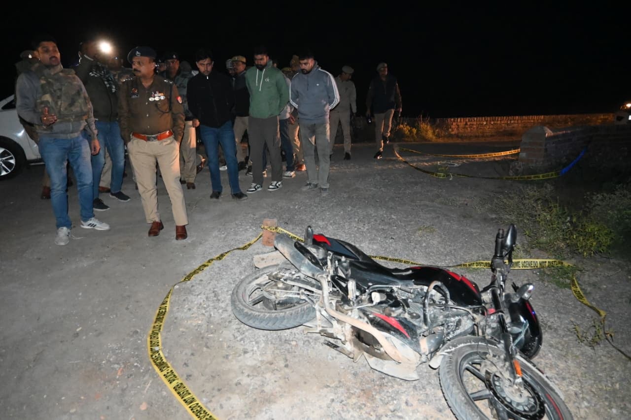 फोटो - 06 घायल को अस्पताल ले जाती पुलिस। संवाद