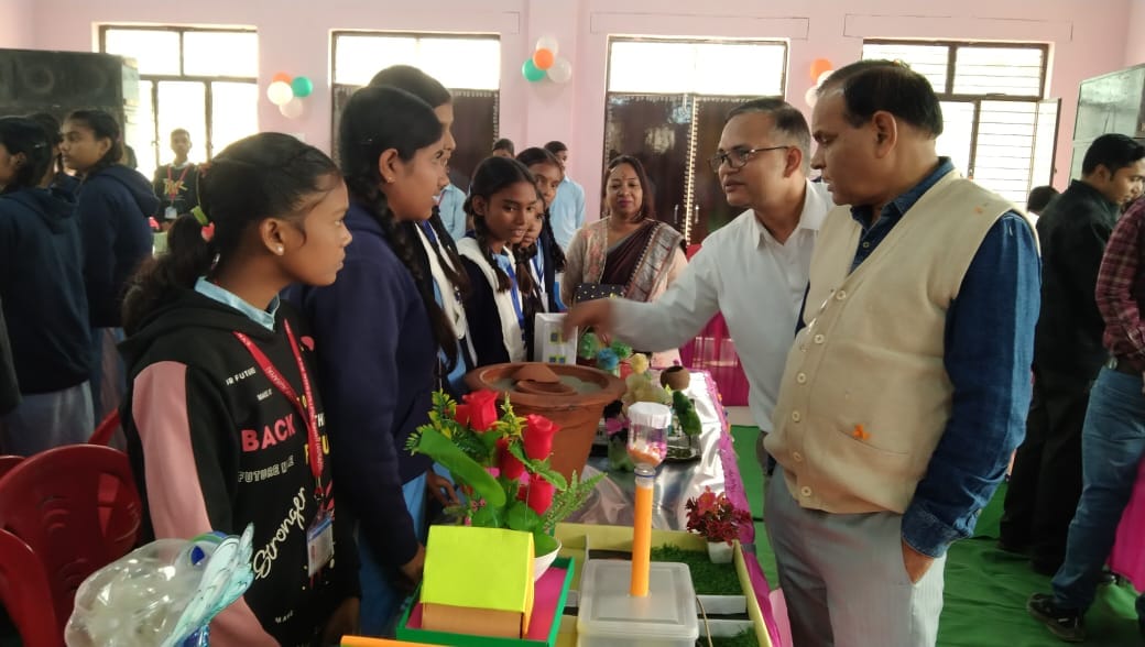 फोटो-12-प्रथम आने वाले छात्र को प्रशस्ति पत्र प्रदान करते डीआईओएस। संवाद फोटो-12-प्रथम आने वाले छात्र को प्रशस्ति पत्र प्रदान करते डीआईओएस। संवाद