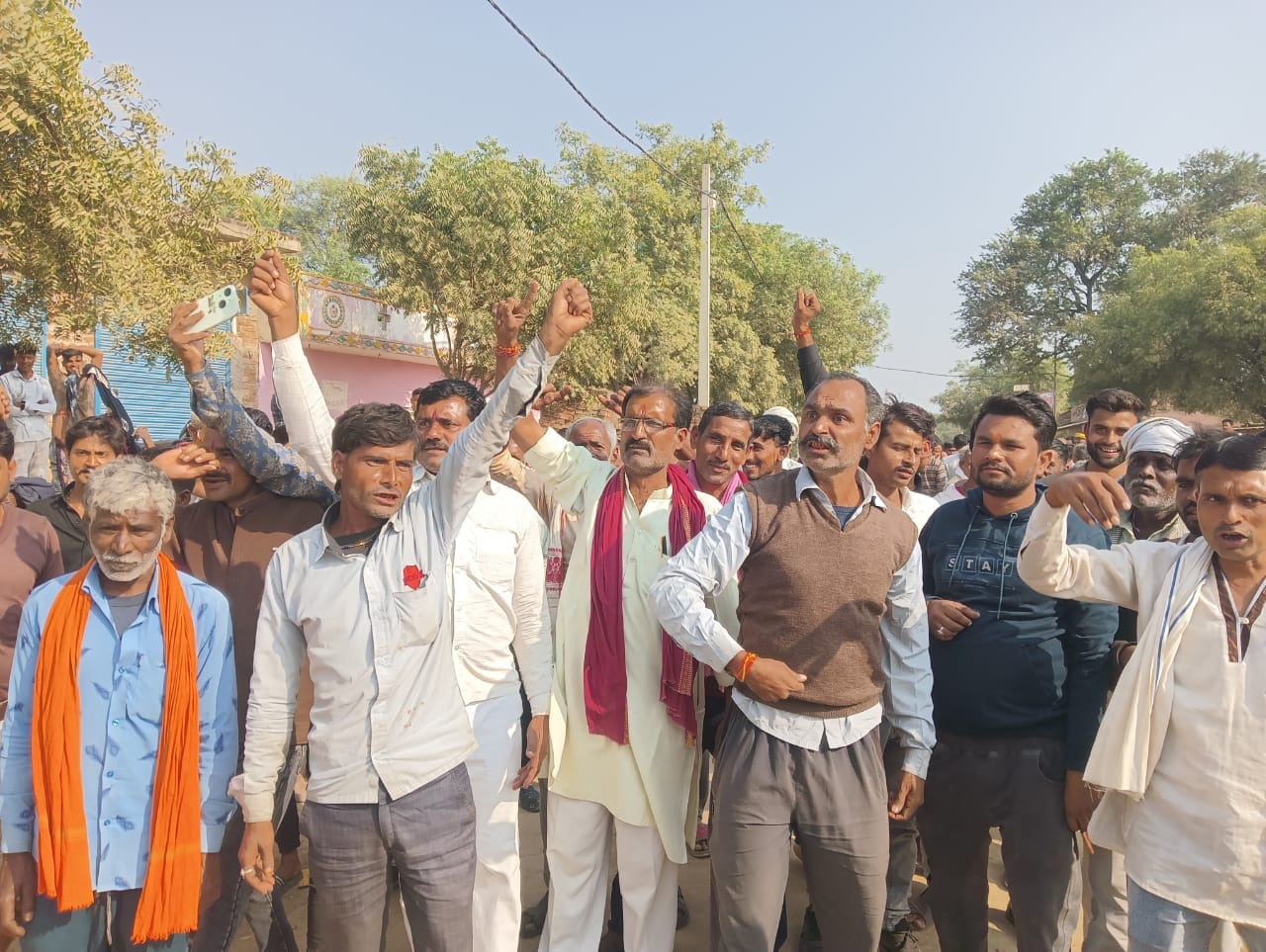 फोटो - 15 खाद के लिए लाइन में बैठे किसान। संवाद