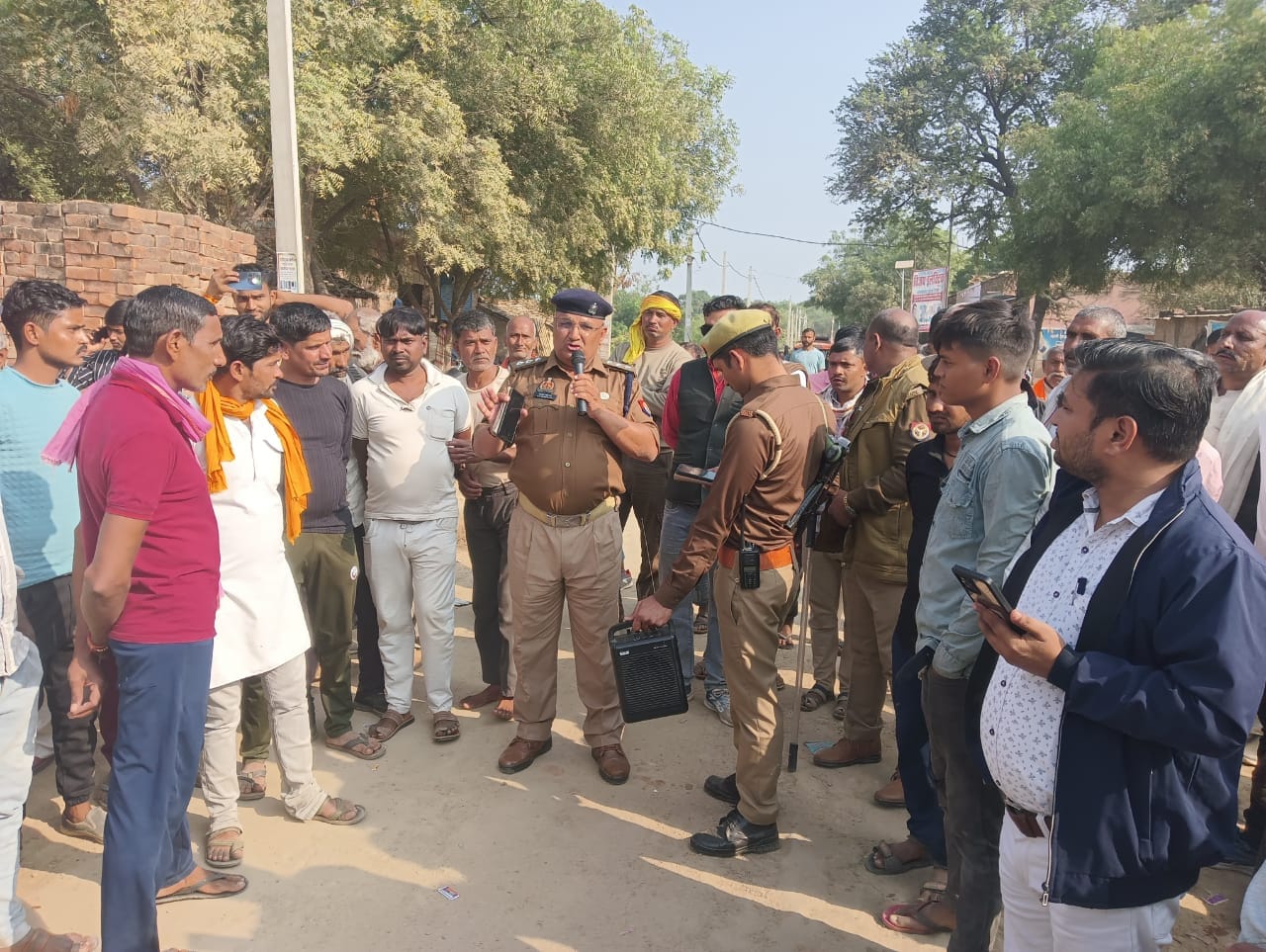 फोटो - 15 खाद के लिए लाइन में बैठे किसान। संवाद