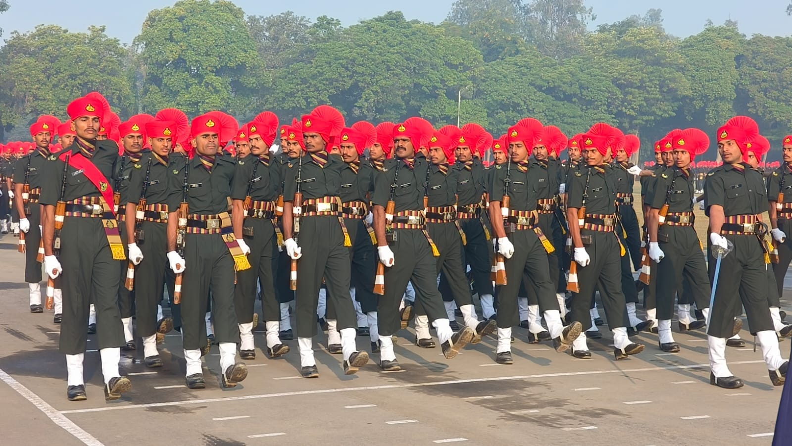 फोटो-17 करिअप्पा मैदान में परेड का निरीक्षण करते ब्रिगेडियर माइकल डिसूजा। संवाद