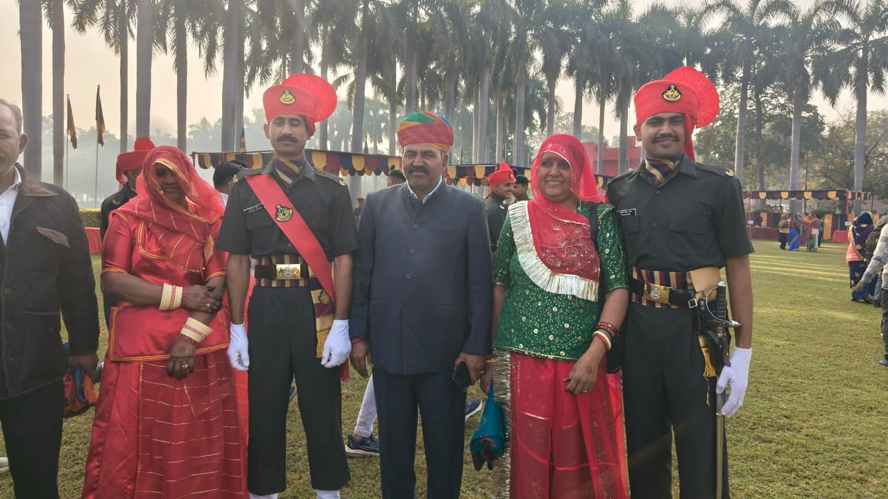 फोटो-17 करिअप्पा मैदान में परेड का निरीक्षण करते ब्रिगेडियर माइकल डिसूजा। संवाद