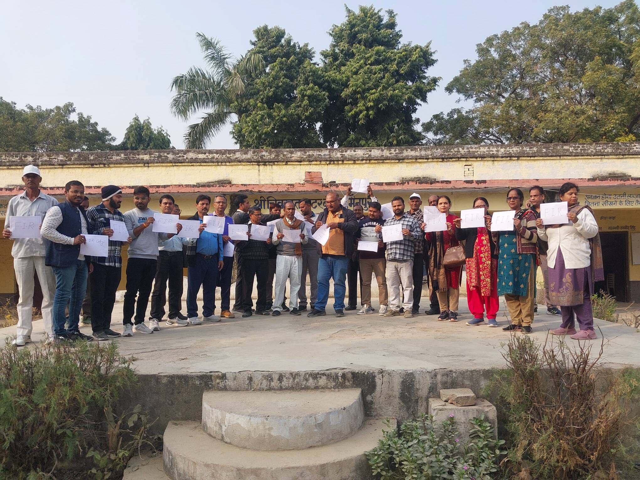 फाेटो 31 सनातन धर्म इंटर कॉलेज हसनपुर में एफआईआर की प्रतियां जलाते शिक्षक। स्रोत संगठन