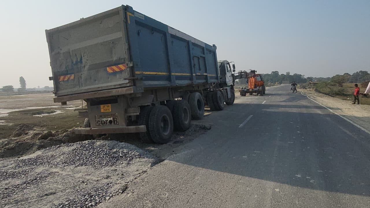 फोटो-4-दोस्तीनगर बाईपास में रोड से निकली गिट्टी से निकलता वाहन। संवाद फोटो-4-दोस्तीनगर बाईपास में रोड से निकली गिट्टी से निकलता वाहन। संवाद