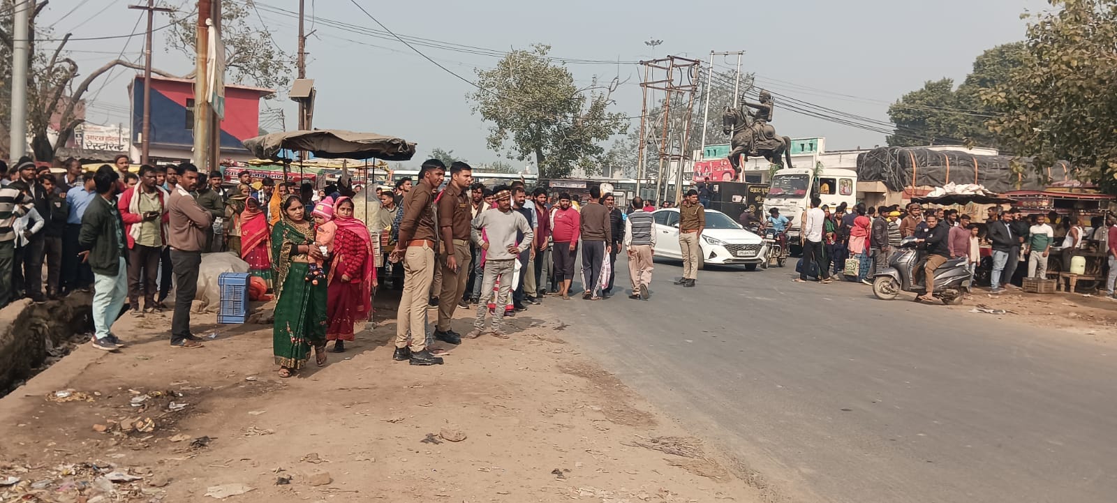 फोट1 कार में लगी आग को पानी की बौछार से बुझाते दमकलकर्मी। संवाद