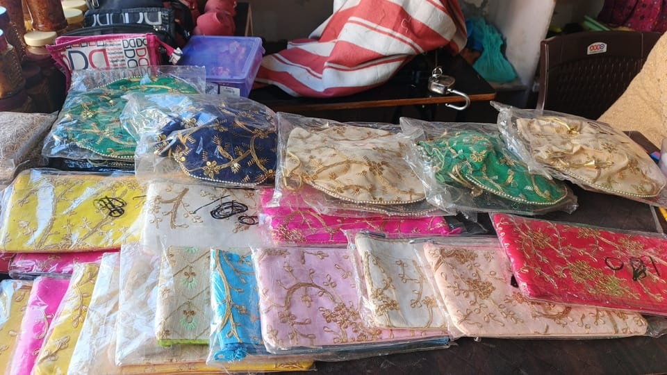 गीतका की ओर से बनाए गए लेडिस पर्स सहित अन्य उत्पाद। संवाद गीतका की ओर से बनाए गए लेडिस पर्स सहित अन्य उत्पाद। संवाद