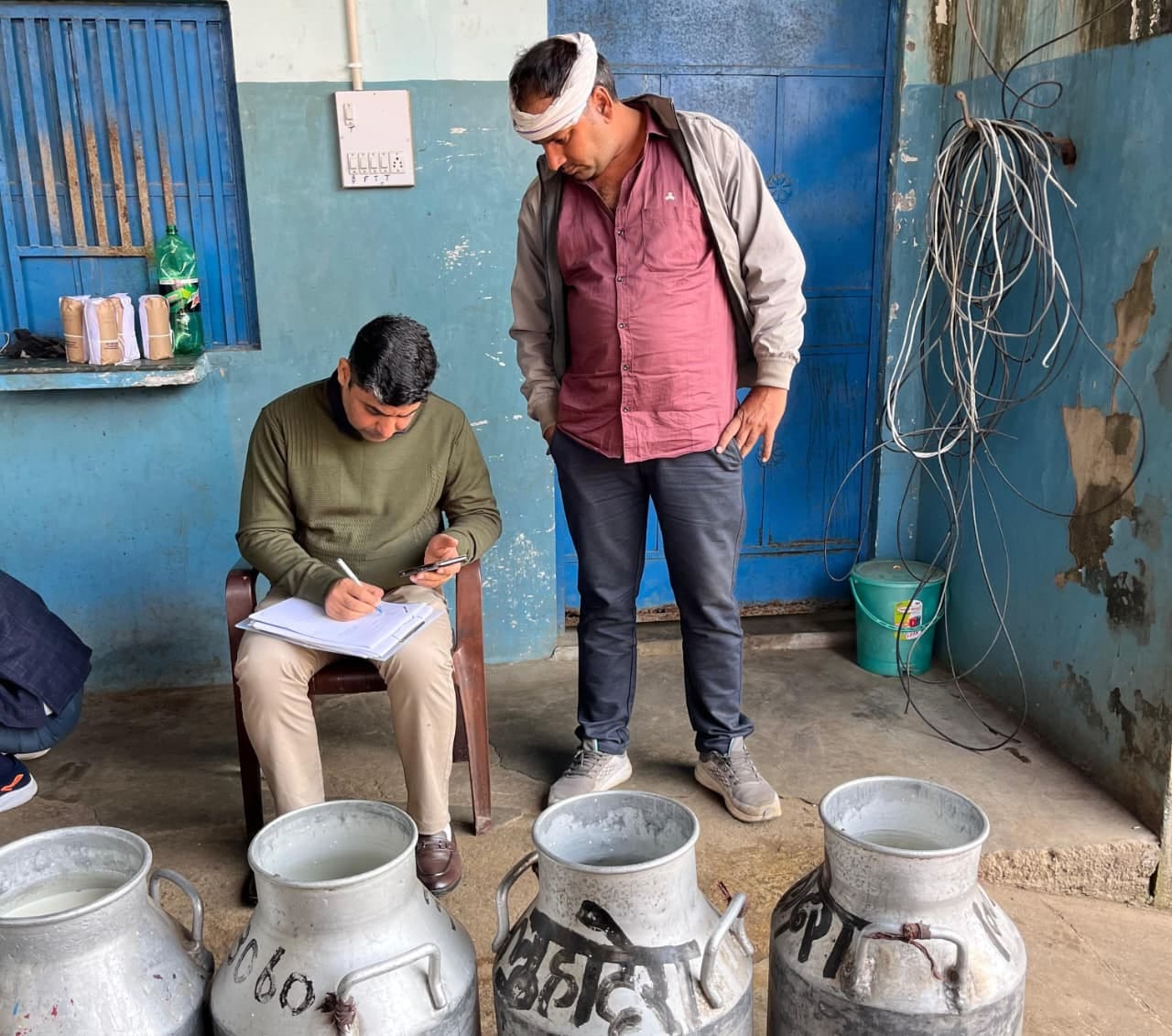 गोदाम को सील करती विभाग की टीम। संवाद गोदाम को सील करती विभाग की टीम। संवाद