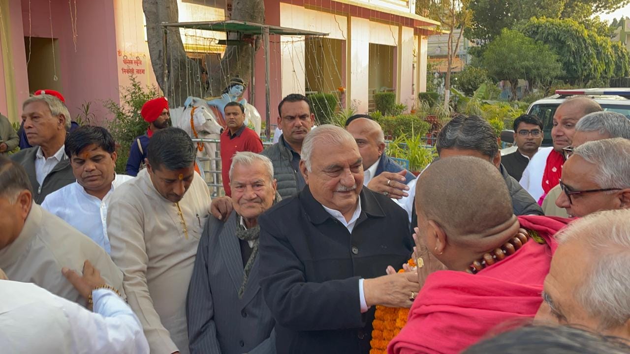 कुरुक्षेत्र। ब्रह्मचारी से बातचीत करते पूर्व मुख्यमंत्री भूपेंद्र हुड्डा व महंत राजेंद्र पुरी। कुरुक्षेत्र। ब्रह्मचारी से बातचीत करते पूर्व मुख्यमंत्री भूपेंद्र हुड्डा व महंत राजेंद्र पुरी।