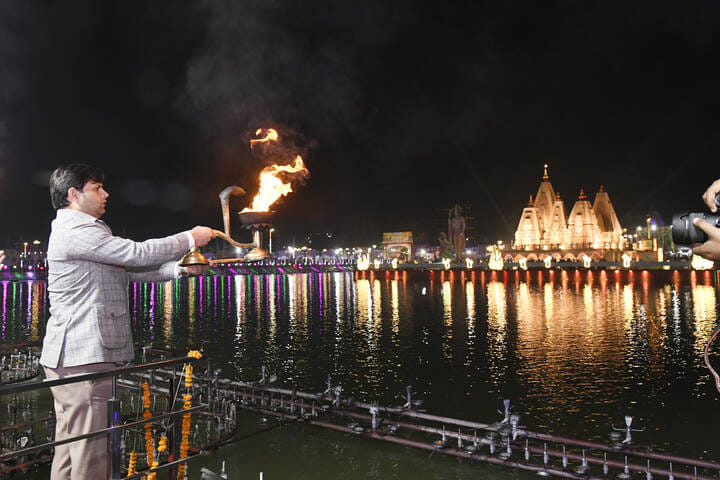 कुरुक्षेत्र। पवित्र ब्रह्मसरोवर पर सांध्यकालीन आरती करते भाजपा प्रदेशाध्यक्ष मोहन लाल बड़ौली।  