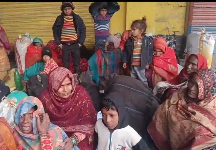 कांट में डिवाइडर पर चढ़ी श्रद्धालुओं से भरी बस। स्रोत: जागरुक पाठक