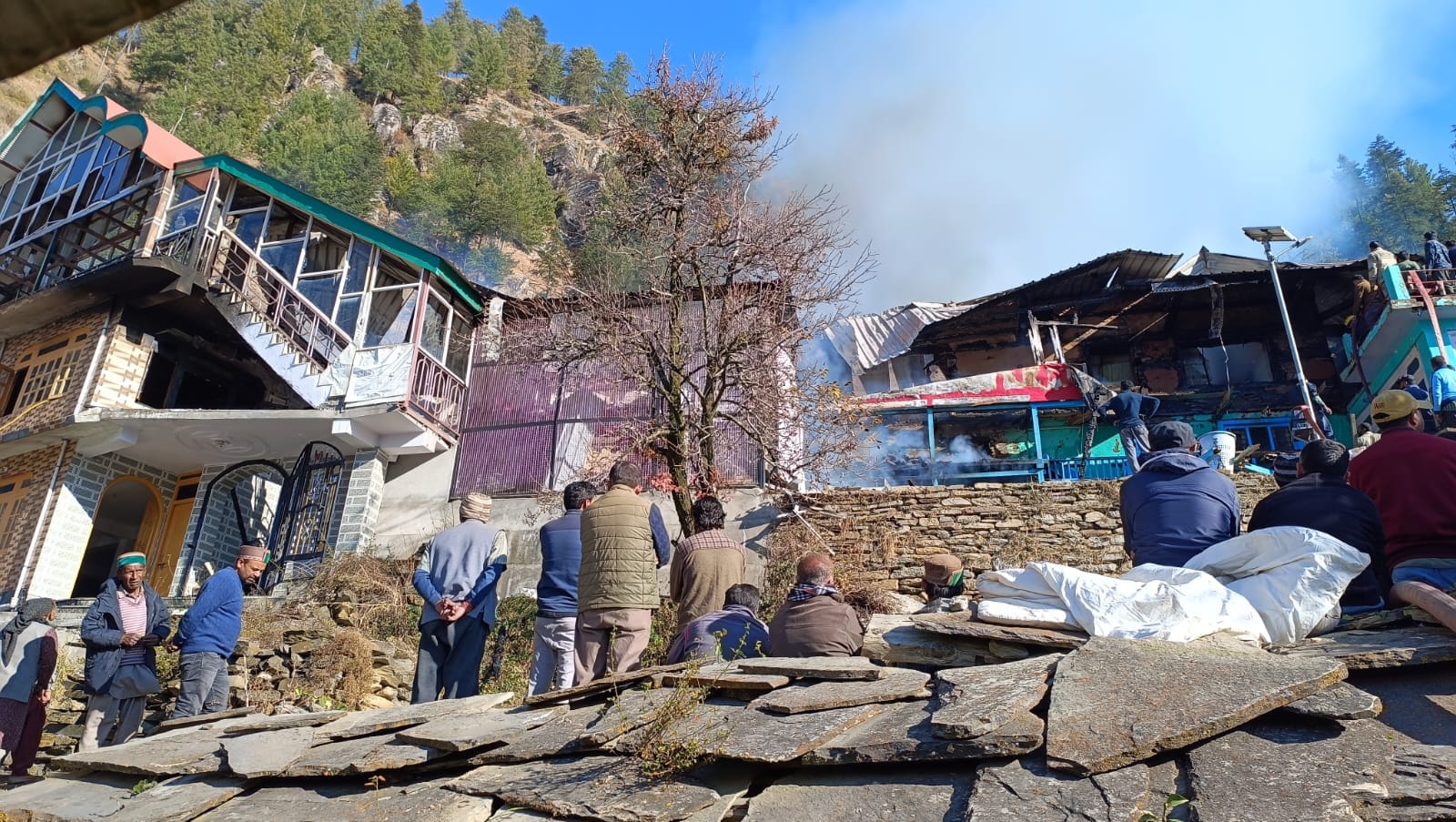 कोटखाई के बड़वी गांव में आग की भेट चढ़ा मकान। संवाद कोटखाई के बड़वी गांव में आग की भेट चढ़ा मकान। संवाद