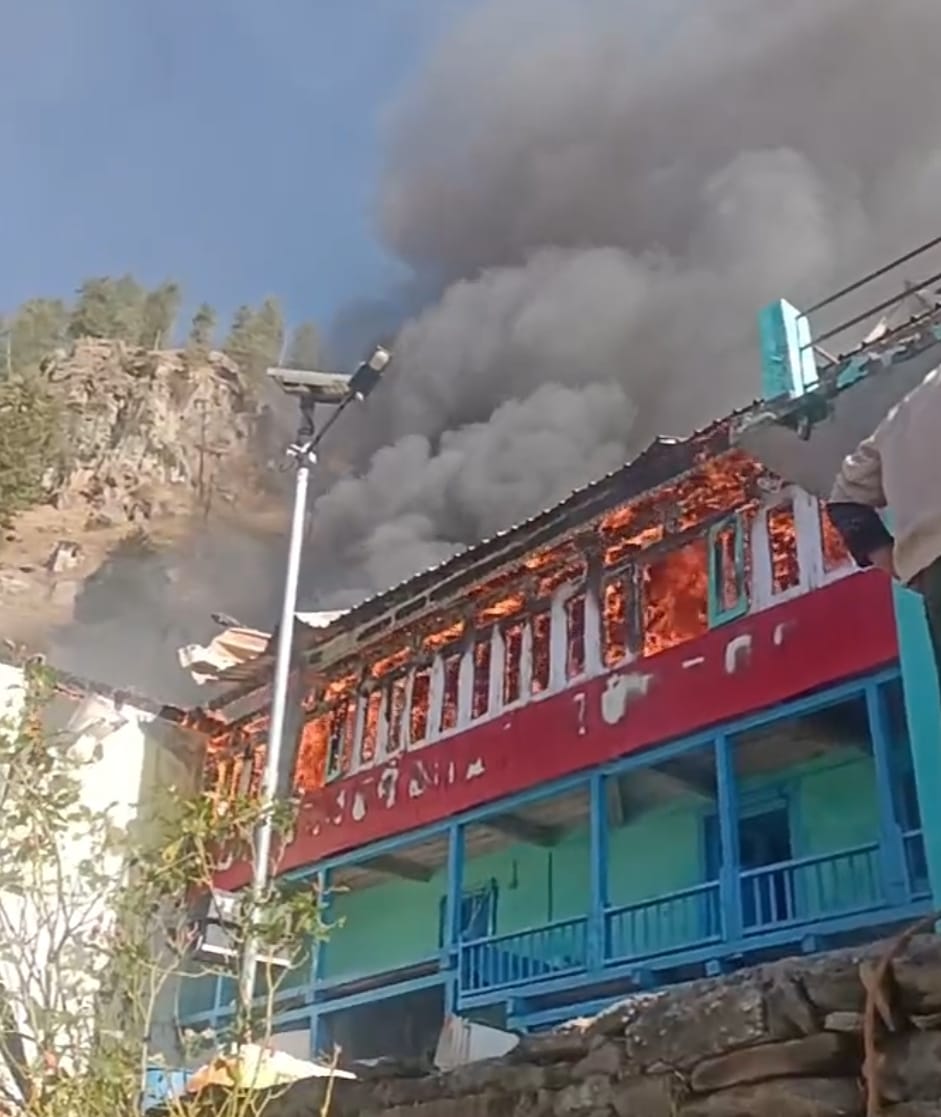 कोटखाई के बड़वी गांव में आग की भेट चढ़ा मकान। संवाद कोटखाई के बड़वी गांव में आग की भेट चढ़ा मकान। संवाद