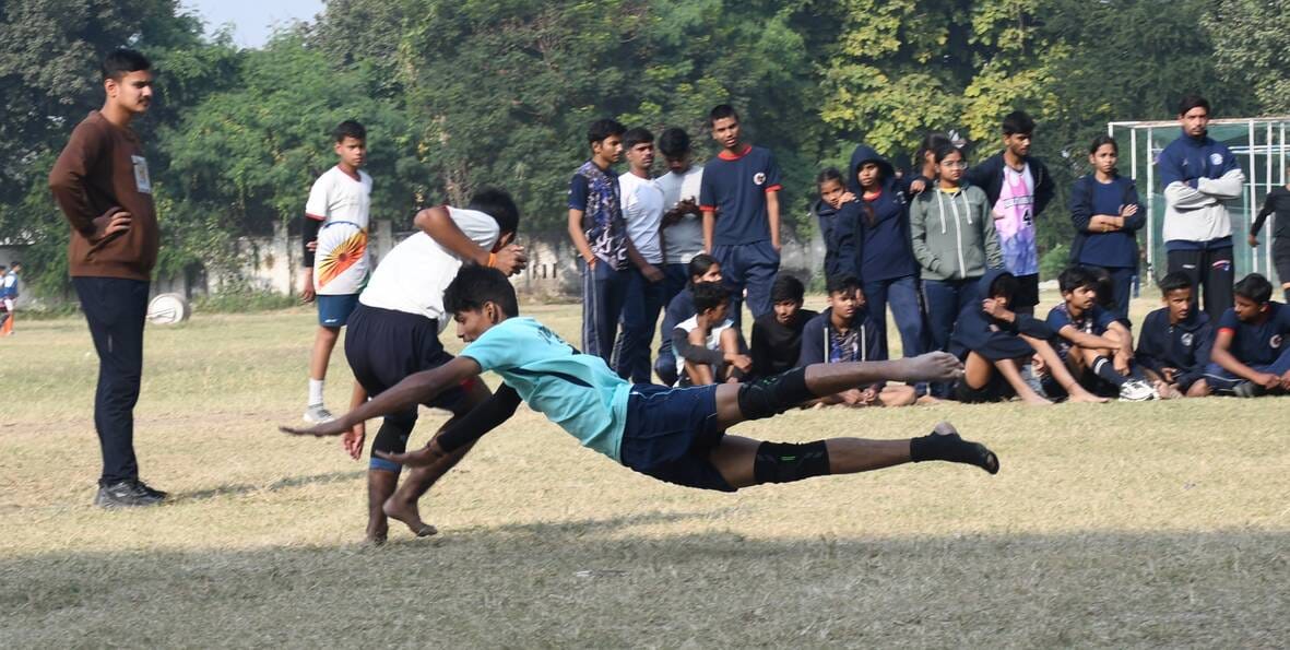 लखनऊ स्कूल गेम्स में पहले दिन खेल प्रतियोगिताओं में भाग लेते खिलाड़ी।