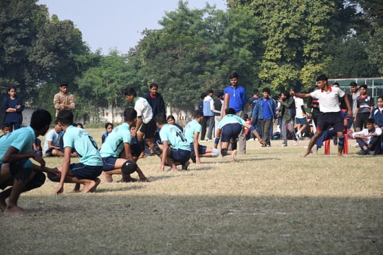 लखनऊ स्कूल गेम्स में पहले दिन खेल प्रतियोगिताओं में भाग लेते खिलाड़ी।