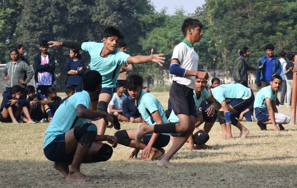 लखनऊ स्कूल गेम्स में पहले दिन खेल प्रतियोगिताओं में भाग लेते खिलाड़ी।