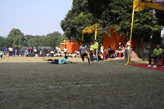 लखनऊ स्कूल गेम्स में पहले दिन खेल प्रतियोगिताओं में भाग लेते खिलाड़ी।