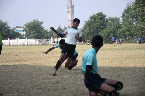 लखनऊ स्कूल गेम्स में पहले दिन खेल प्रतियोगिताओं में भाग लेते खिलाड़ी।