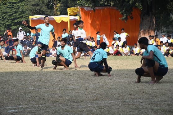 लखनऊ स्कूल गेम्स में पहले दिन खेल प्रतियोगिताओं में भाग लेते खिलाड़ी।